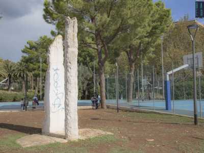Sempre nel quartiere Carrassi, all�interno di Parco 2 Giugno, si trova infine la cosiddetta �Grande Meridiana�. Fatta realizzare dal Comune di Bari, � stata posta qui nel 1987 e ha subito una ristrutturazione del 2011. Oggi � situata nei pressi dei campi di basket